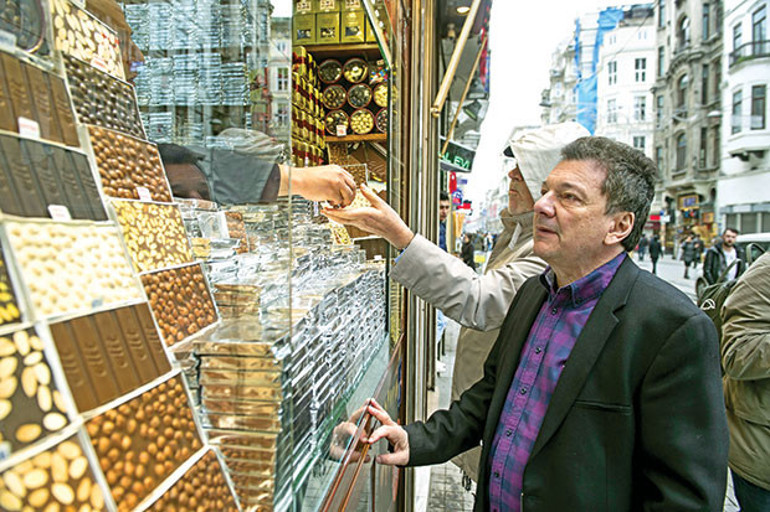 Beyoğlu asla bitmez sıfırı tüketse bile bir gün yeniden canlanır