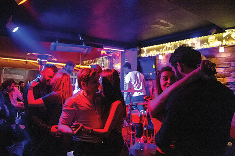 Beyoğlu asla bitmez sıfırı tüketse bile bir gün yeniden canlanır