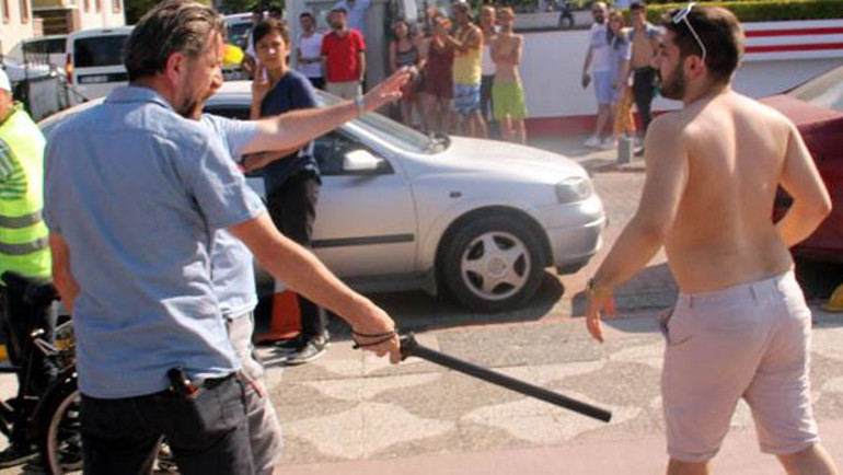 Plajdaki kadınların fotoğrafını çeken Suriyelilere linç girişimi