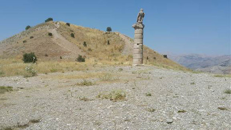 2 bin yıllık aslan heykeli tahrip edildi