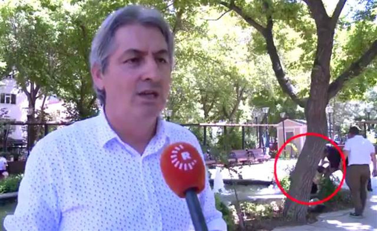 Röportaj sırasında parktaki gölete düşen çocuğu kameraman kurtardı