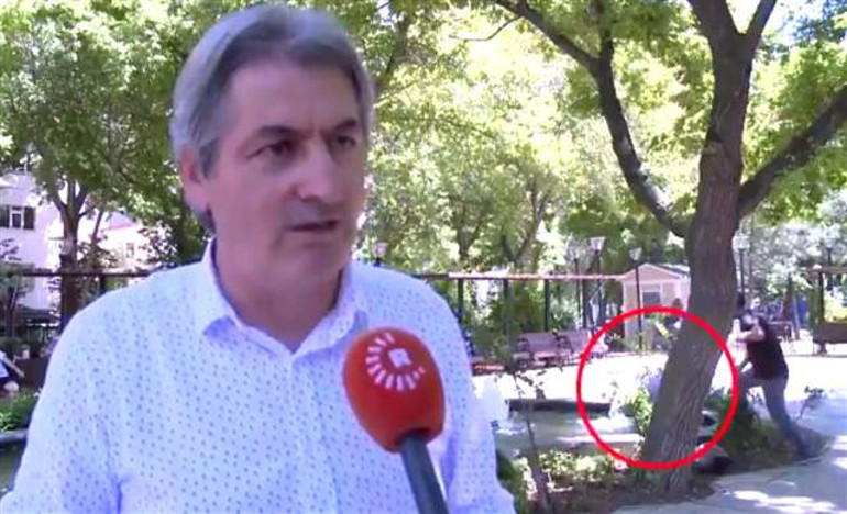 Röportaj sırasında parktaki gölete düşen çocuğu kameraman kurtardı