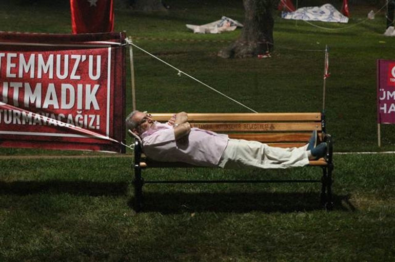 Kısıklı’da demokrasi nöbeti gece de devam etti