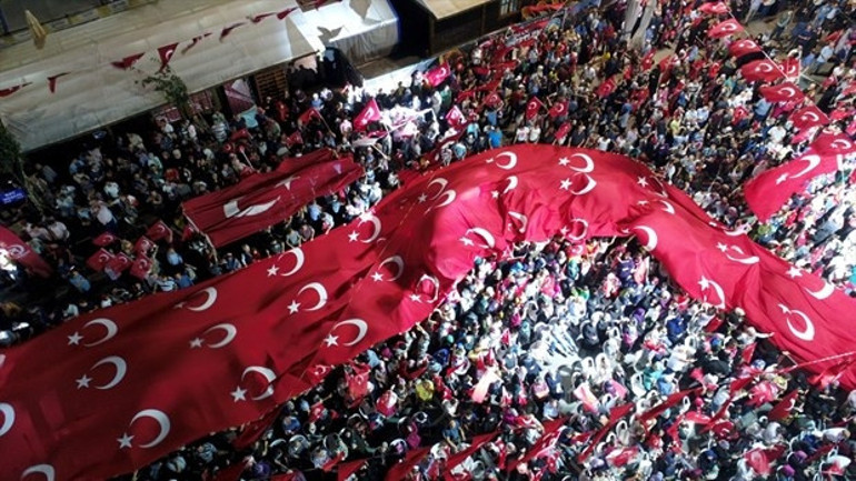 Halk dün gece de meydanlardaydı