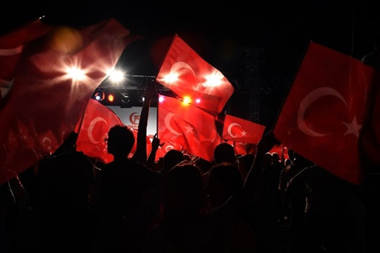 Halk dün gece de meydanlardaydı