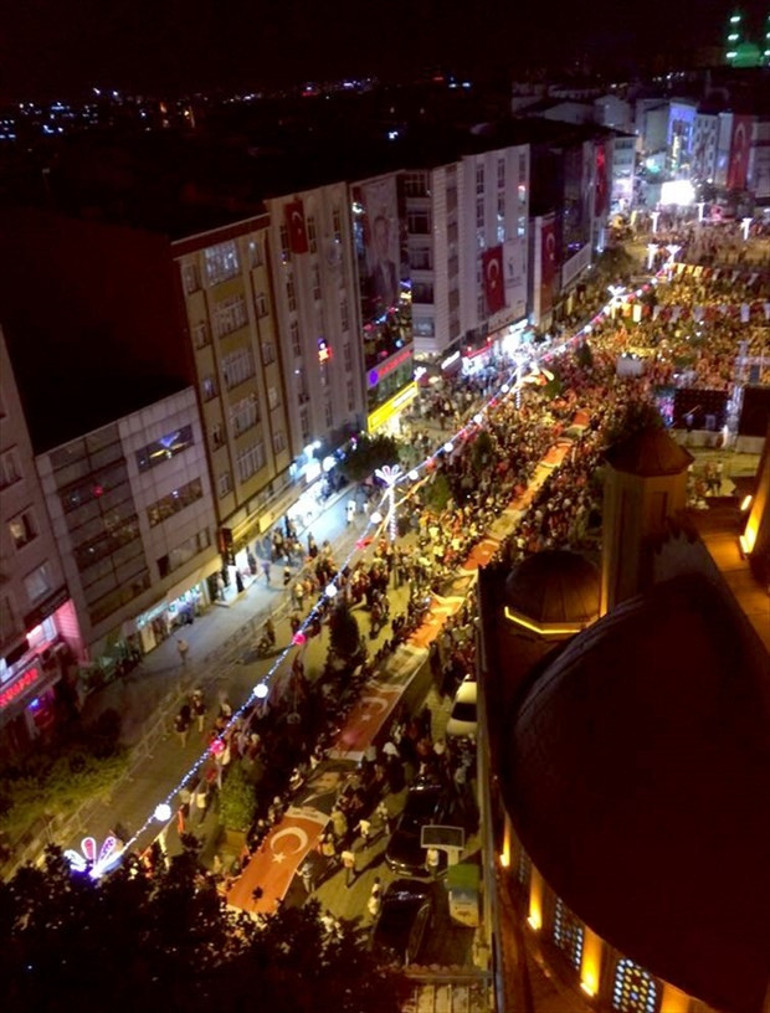 Halk dün gece de meydanlardaydı