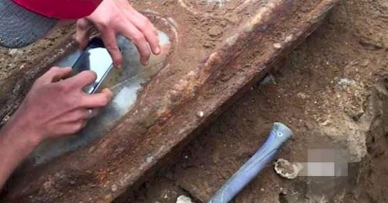 Evlerinin altından tabut çıktı