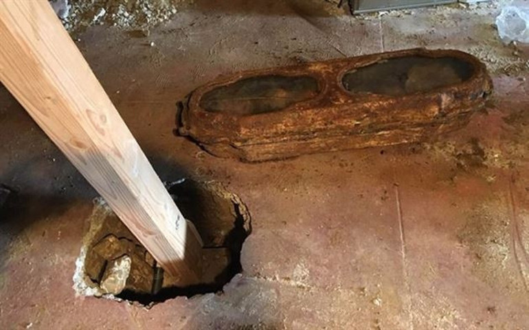 Evlerinin altından tabut çıktı