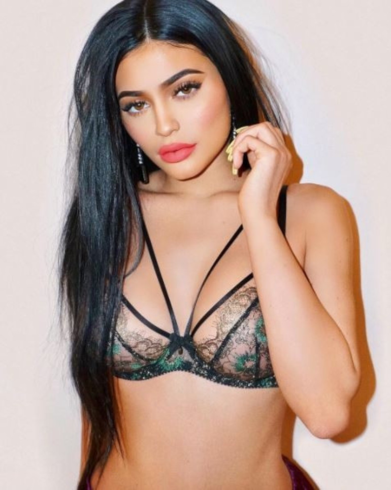 10 soruda Kylie Jennerın makyajının sırları