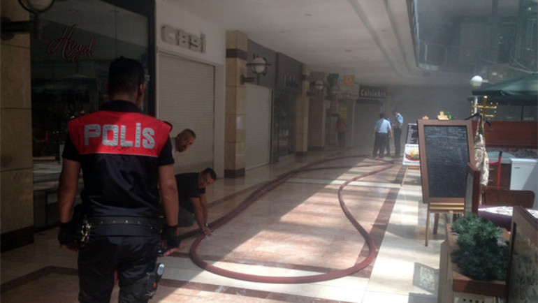 AVM’de yangın paniği Tahliye edildi