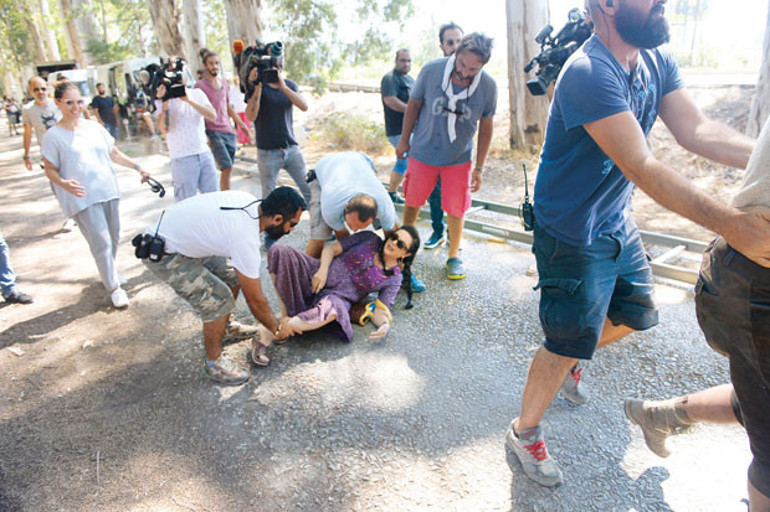 Son sahnede ayağı kırıldı