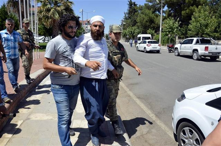 Siverekte Atatürk heykeline tahra ile saldırı