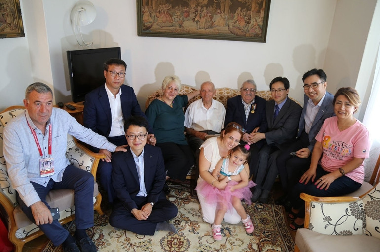 Bir anda önünde eğildiler... Sebebi herkesi ağlattı