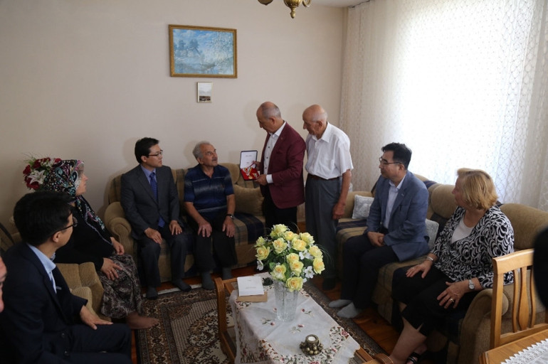 Bir anda önünde eğildiler... Sebebi herkesi ağlattı