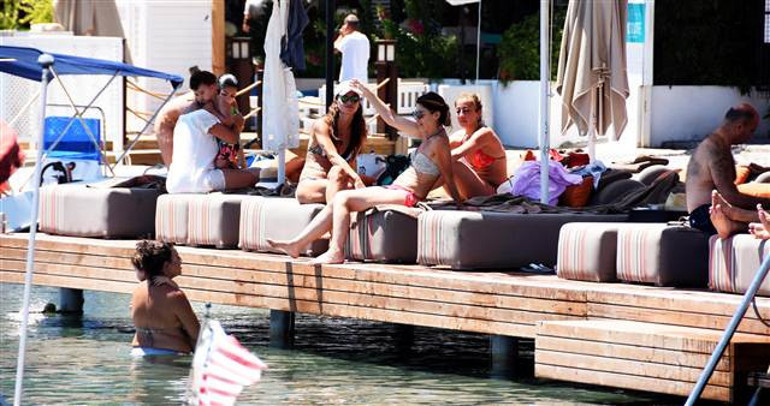 Bodrumdaki kanlı gecenin çifte tabancalı saldırganı aranıyor