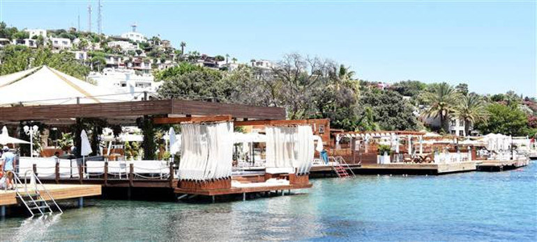 Bodrumdaki kanlı gecenin çifte tabancalı saldırganı aranıyor