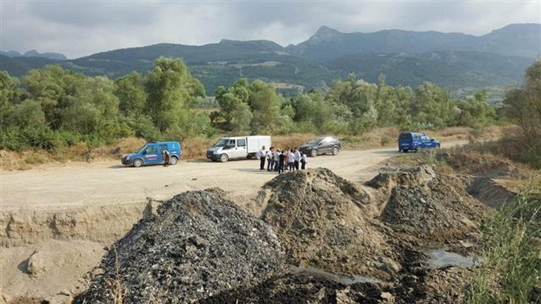 HES inşaatı sahasına gömülen tonlarca atık bulundu