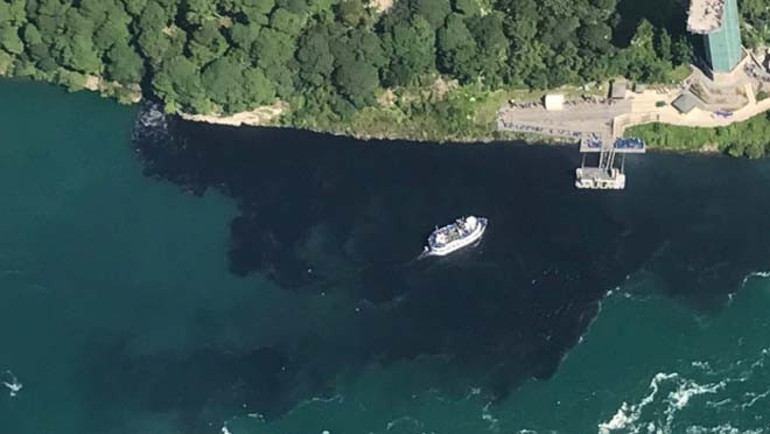 Turist akınına uğrayan şelale lağıma döndü
