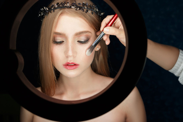 Aydınlatıcıyı bir makyaj artisti gibi kullanmanın yolları