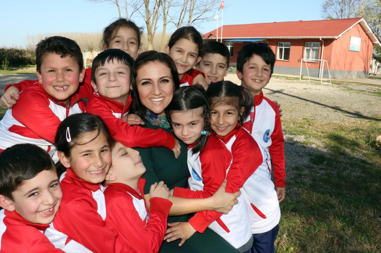 Türkiye’yi böyle aydınlık, böyle özgür, böyle cesur kadınlar kurtaracak: Modern Çalıkuşu Dilek Öğretmen’i alkışlıyorum