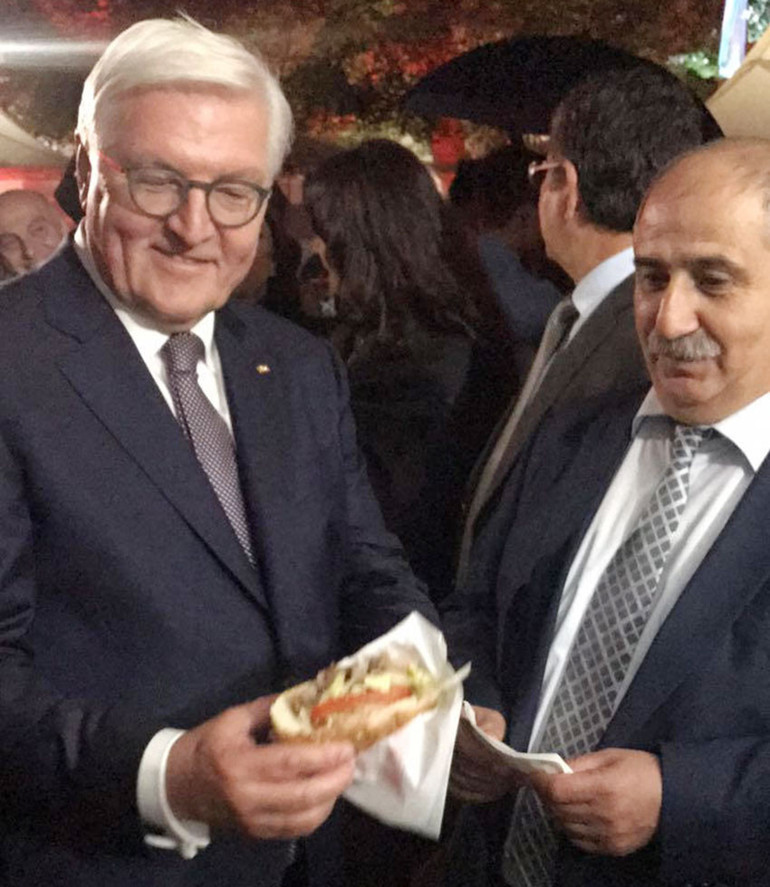 Alman Cumhurbaşkanı da dönerin tadına baktı