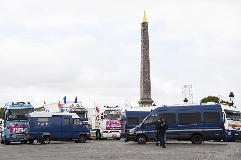 Kamyonlar Champs Elysees’yi, öğrenciler yolları kapattı
