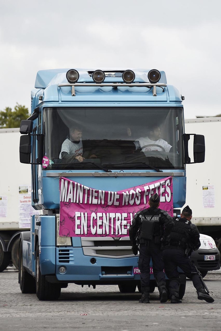 Kamyonlar Champs Elysees’yi, öğrenciler yolları kapattı