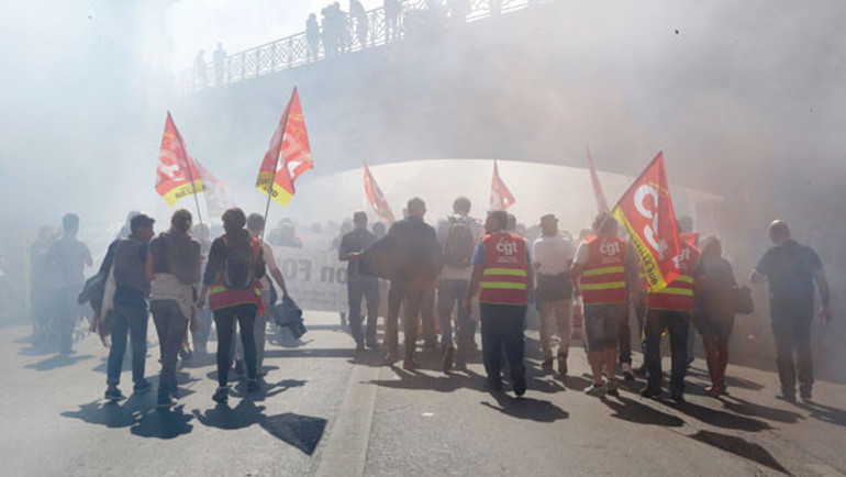 ‘Tembeller burada Macron nerede’