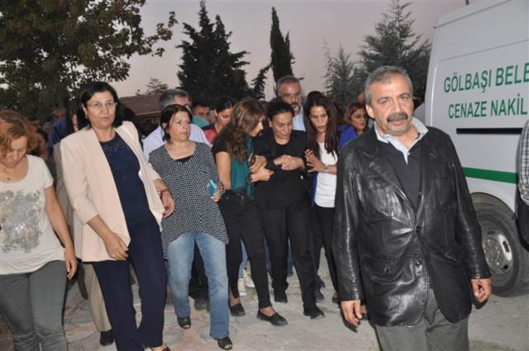 Aysel Tuğluk’un annesinin cenazesini gömdürmediler: Cenaze gömüldü tekrar çıkarıldı