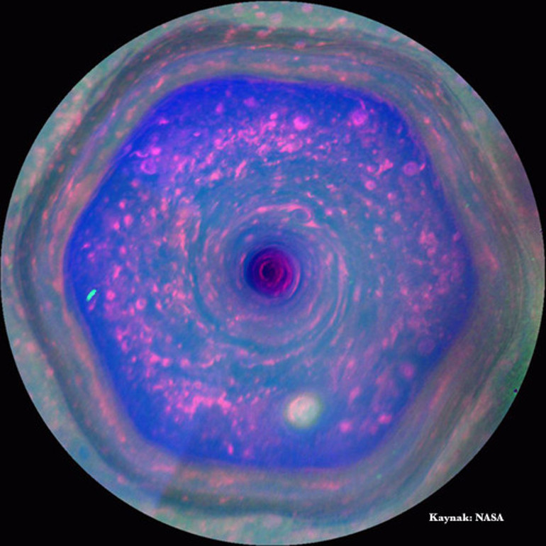 Cassini uzay aracı bugün Satürn gezegenine ölüm dalışı yaptı