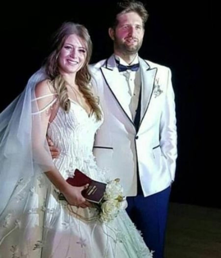 Ünlü oyuncu Gizem Karacanın mutlu günü