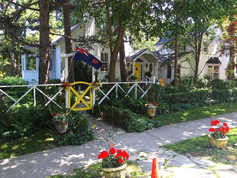 Niagarada çiçekler içinde bir İngiliz kasabası