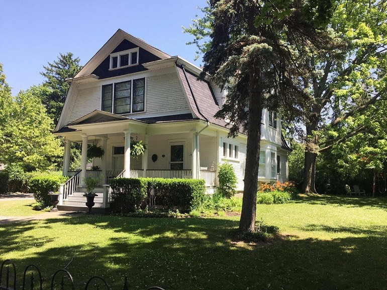 Niagarada çiçekler içinde bir İngiliz kasabası