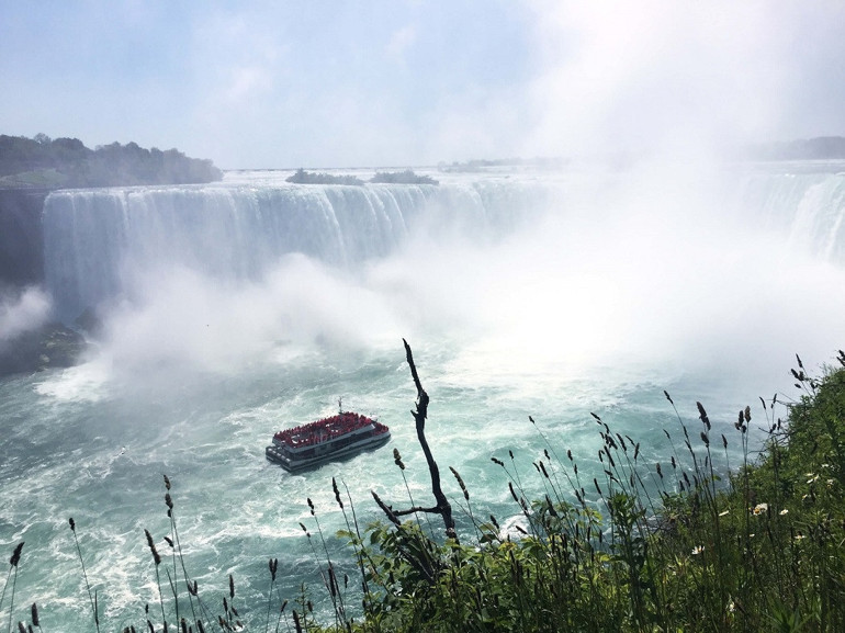 Niagarada çiçekler içinde bir İngiliz kasabası