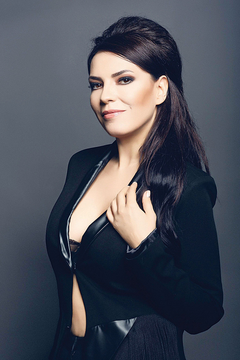 Bir adım içeri girerseniz dünya karşınıza dikilir