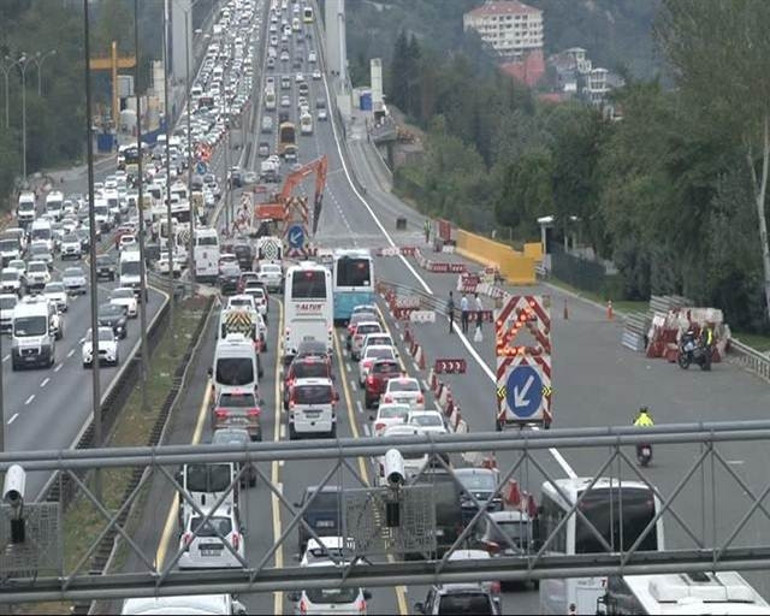 FSMde trafik çilesi.. Anadolu Yakasında trafik felç oldu