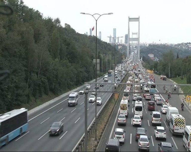 FSMde trafik çilesi.. Anadolu Yakasında trafik felç oldu