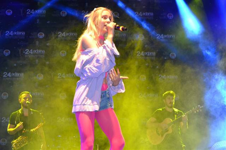 Seyirciler sahneye hücum etti, Aleyna Tilki sahneyi terk etti