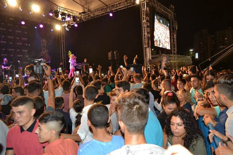 Seyirciler sahneye hücum etti, Aleyna Tilki sahneyi terk etti