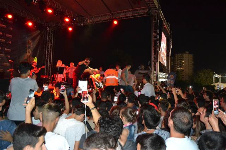 Seyirciler sahneye hücum etti, Aleyna Tilki sahneyi terk etti