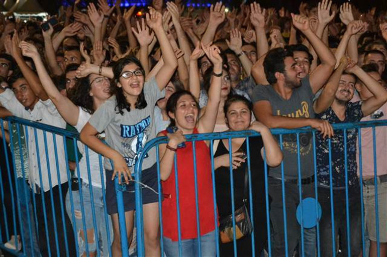 Seyirciler sahneye hücum etti, Aleyna Tilki sahneyi terk etti