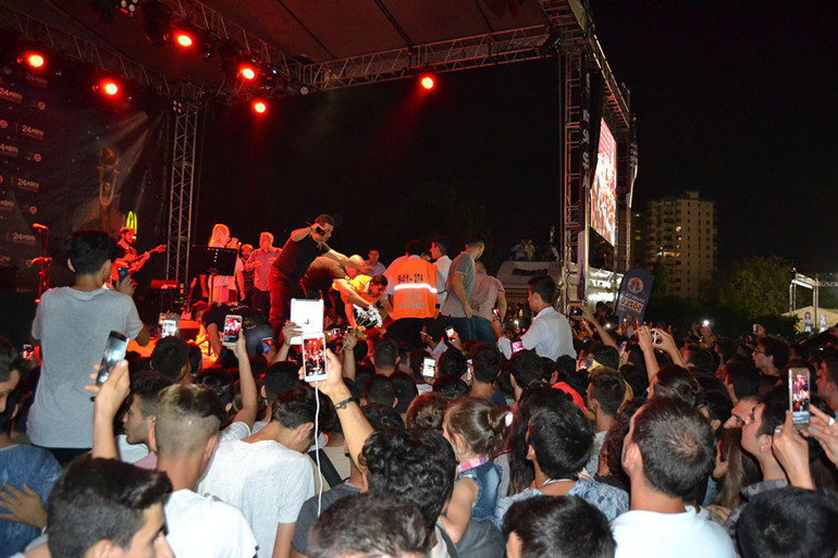 Aleynanın konserini Conolar mı bastı