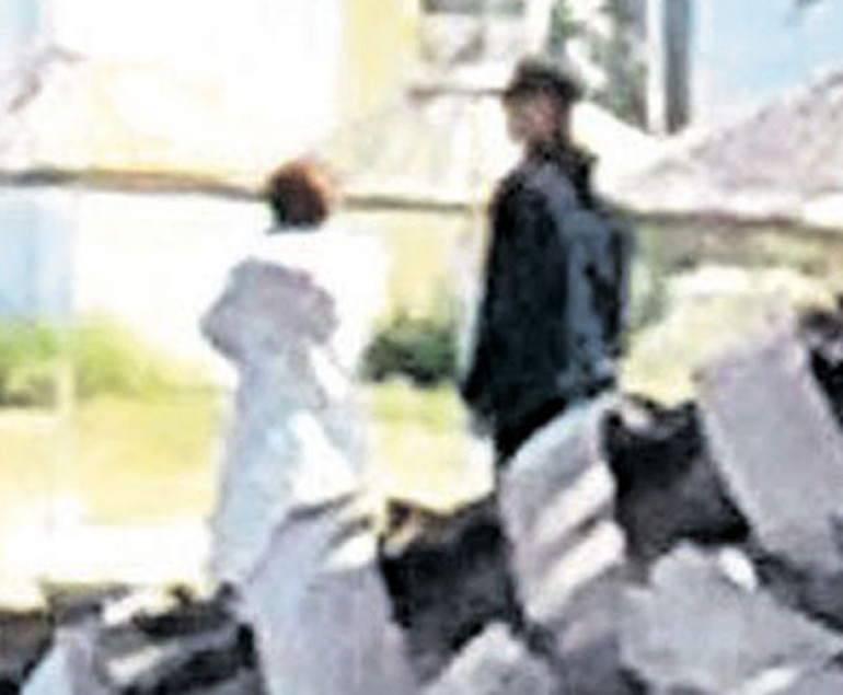 Murat Başoğlu ve boşandığı eşi Hande Bermek sahilde el ele dolaştı