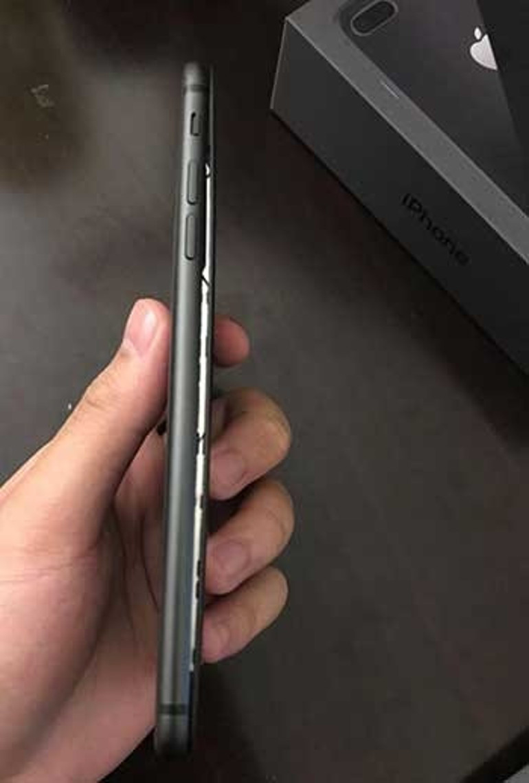 iPhone 8 Plusın pili şişiyor, kasasını patlatıyor