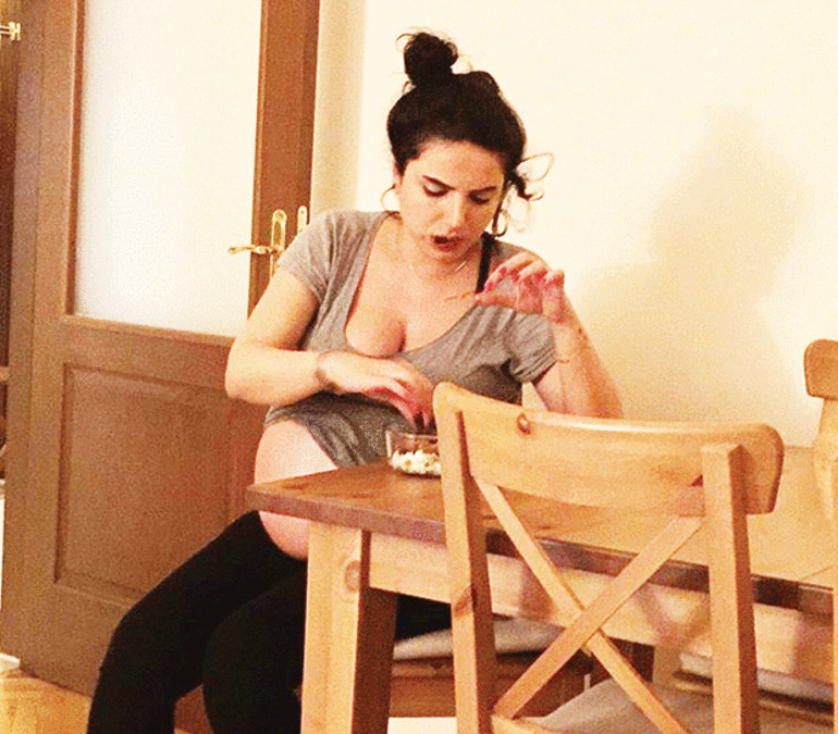 Karnımdayken Mozart dinlettim, iki yaşına geldi, ‘Tavukları pişirmişem’i söylüyor