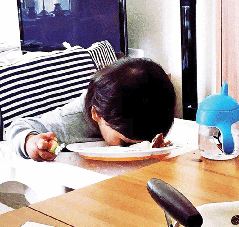 Karnımdayken Mozart dinlettim, iki yaşına geldi, ‘Tavukları pişirmişem’i söylüyor