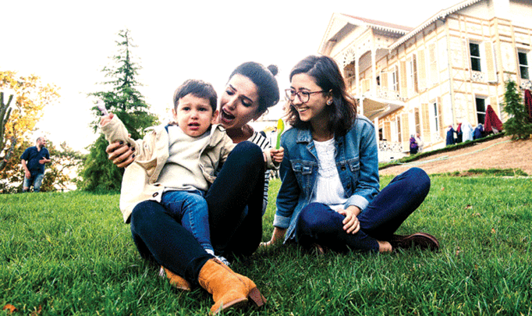 Karnımdayken Mozart dinlettim, iki yaşına geldi, ‘Tavukları pişirmişem’i söylüyor