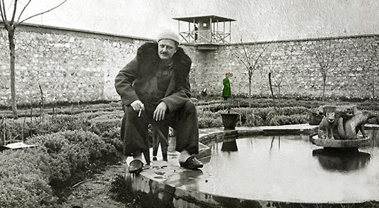 Su başında durmuşuz