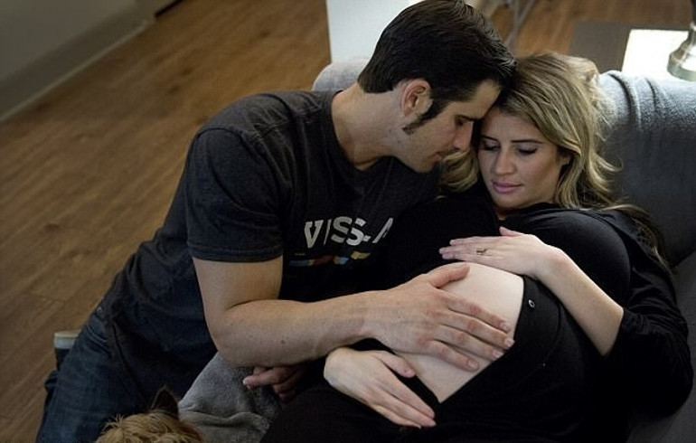 Rahmi dışarı çıkarıldı  Anne karnındaki bebeğe ameliyat