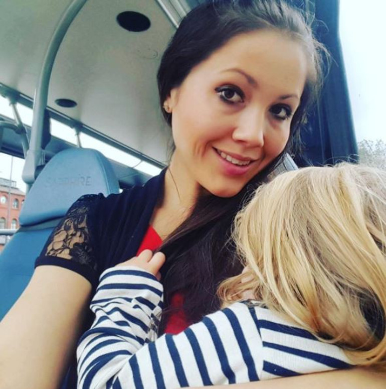 Okula giden kızını hala emziriyor